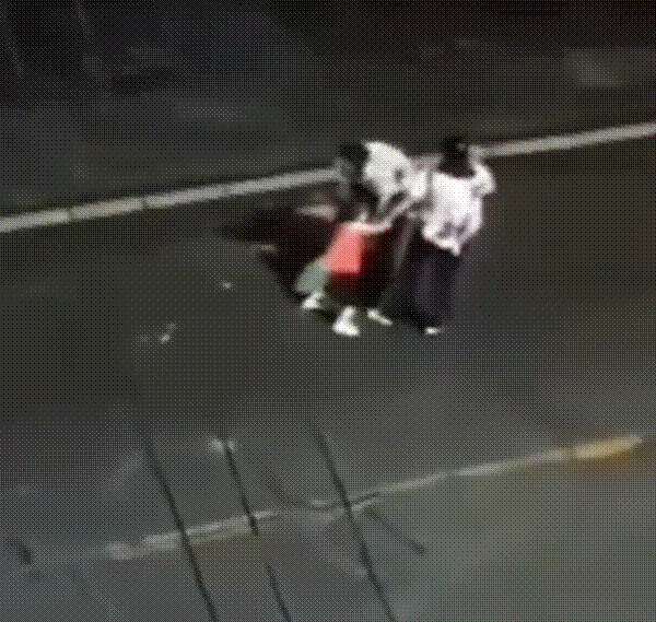 Vợ dẫn con rời khỏi nhà sau khi cãi nhau với chồng, người đàn ông níu kéo vô vọng-1