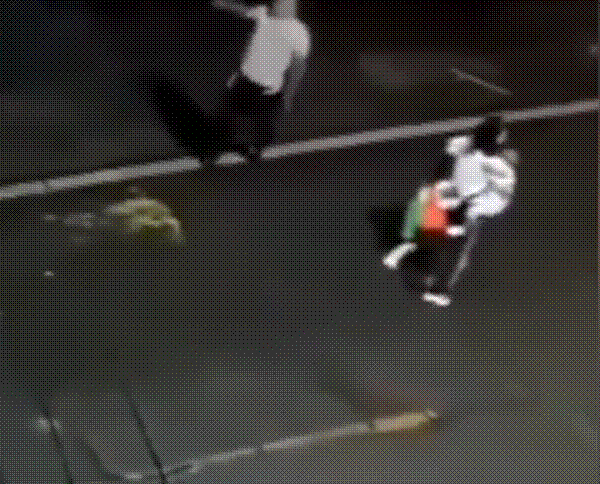 Vợ dẫn con rời khỏi nhà sau khi cãi nhau với chồng, người đàn ông níu kéo vô vọng-2