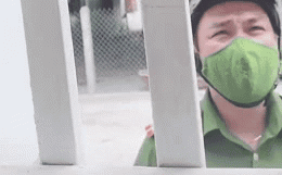 Chiến sĩ công an đứng ngoài cổng, bất lực trước câu nói phũ phàng của mẹ: Ở cơ quan luôn đi con, hết dịch rồi về-1
