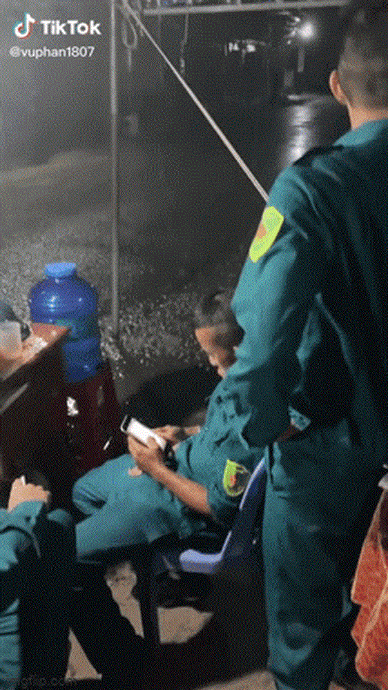 Chiến sĩ công an đứng ngoài cổng, bất lực trước câu nói phũ phàng của mẹ: Ở cơ quan luôn đi con, hết dịch rồi về-2