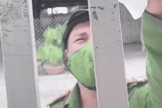 Chiến sĩ công an đứng ngoài cổng, bất lực trước câu nói 