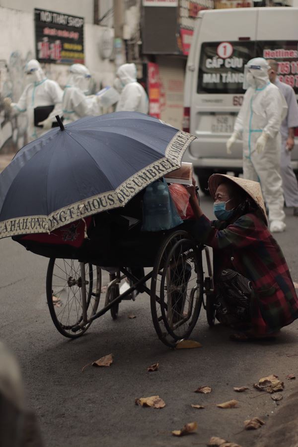 Người phụ nữ trong bức ảnh khóc ngất vì chồng qua đời trên chiếc xe lăn: Đôi khi cáu gắt đánh nhau vài cái, nhưng tôi với ổng thương nhau mà...-1