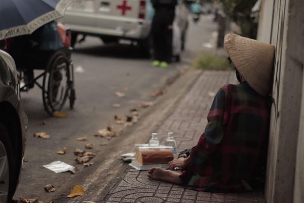Người phụ nữ trong bức ảnh khóc ngất vì chồng qua đời trên chiếc xe lăn: Đôi khi cáu gắt đánh nhau vài cái, nhưng tôi với ổng thương nhau mà...-2