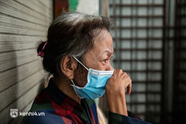 Người phụ nữ trong bức ảnh khóc ngất vì chồng qua đời trên chiếc xe lăn: Đôi khi cáu gắt đánh nhau vài cái, nhưng tôi với ổng thương nhau mà...-6