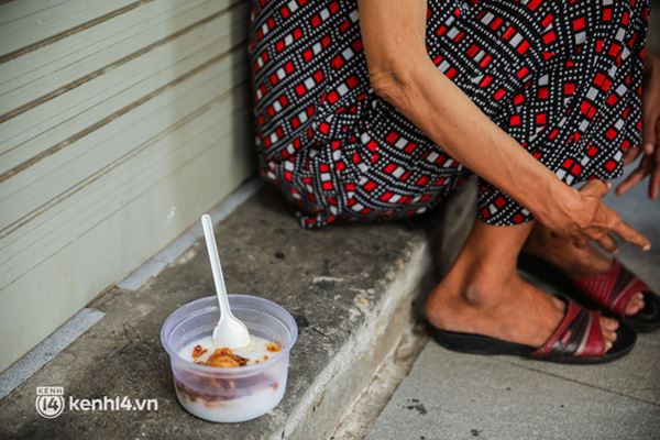 Người phụ nữ trong bức ảnh khóc ngất vì chồng qua đời trên chiếc xe lăn: Đôi khi cáu gắt đánh nhau vài cái, nhưng tôi với ổng thương nhau mà...-8