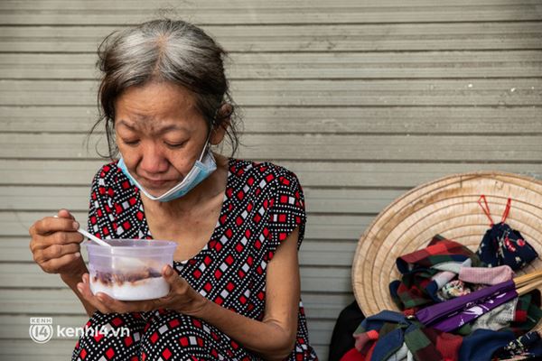 Người phụ nữ trong bức ảnh khóc ngất vì chồng qua đời trên chiếc xe lăn: Đôi khi cáu gắt đánh nhau vài cái, nhưng tôi với ổng thương nhau mà...-10