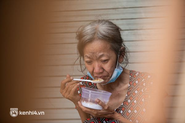 Người phụ nữ trong bức ảnh khóc ngất vì chồng qua đời trên chiếc xe lăn: Đôi khi cáu gắt đánh nhau vài cái, nhưng tôi với ổng thương nhau mà...-12