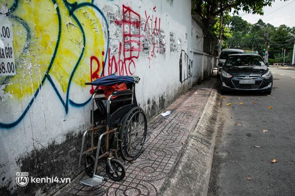 Người phụ nữ trong bức ảnh khóc ngất vì chồng qua đời trên chiếc xe lăn: Đôi khi cáu gắt đánh nhau vài cái, nhưng tôi với ổng thương nhau mà...-13