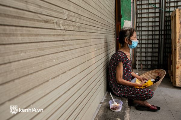 Người phụ nữ trong bức ảnh khóc ngất vì chồng qua đời trên chiếc xe lăn: Đôi khi cáu gắt đánh nhau vài cái, nhưng tôi với ổng thương nhau mà...-16