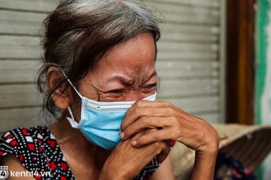 Người phụ nữ trong bức ảnh khóc ngất vì chồng qua đời trên chiếc xe lăn: “Đôi khi cáu gắt đánh nhau vài cái, nhưng tôi với ổng thương nhau mà...