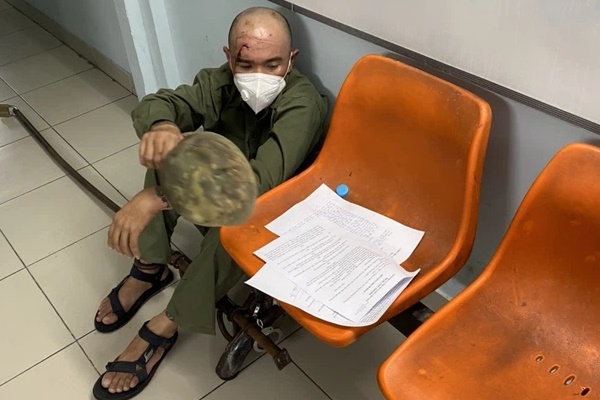 Cú thông chốt bay cả người lẫn xe của 2 nam thanh niên, hành động sau đó khiến nhiều người khó hiểu-1