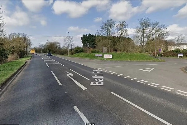 Thấy ghế ngồi trẻ em vứt chỏng chơ bên đường, người phụ nữ lo có chuyện chẳng lành nên xuống xem nào ngờ rơi vào bi kịch đau thương-2