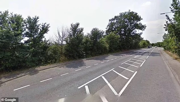 Thấy ghế ngồi trẻ em vứt chỏng chơ bên đường, người phụ nữ lo có chuyện chẳng lành nên xuống xem nào ngờ rơi vào bi kịch đau thương-3