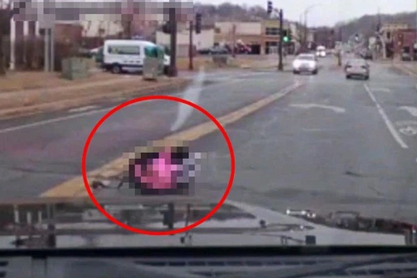 Clip thương tâm: Bé trai đu lan can tầng 22 rồi trượt tay rơi xuống đất tử vong tại chỗ, bố mẹ đều ở nhà nhưng tai nạn ám ảnh vẫn xảy ra-4