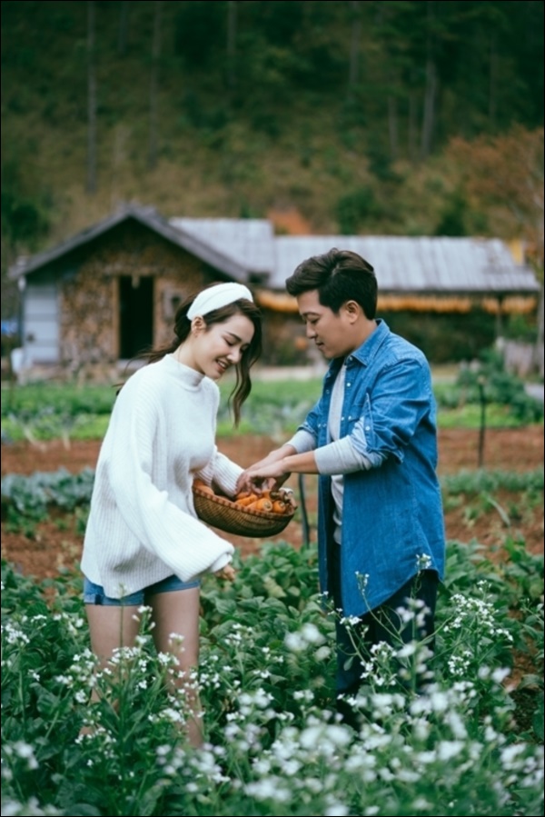 Công chúa nhỏ nhà Trường Giang đúng chuẩn fan nhí của bố, tư thế bé nằm xem được các mẹ góp ý chỉnh sửa-1