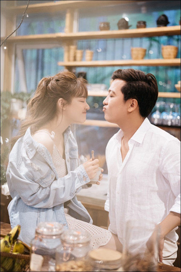 Công chúa nhỏ nhà Trường Giang đúng chuẩn fan nhí của bố, tư thế bé nằm xem được các mẹ góp ý chỉnh sửa-2