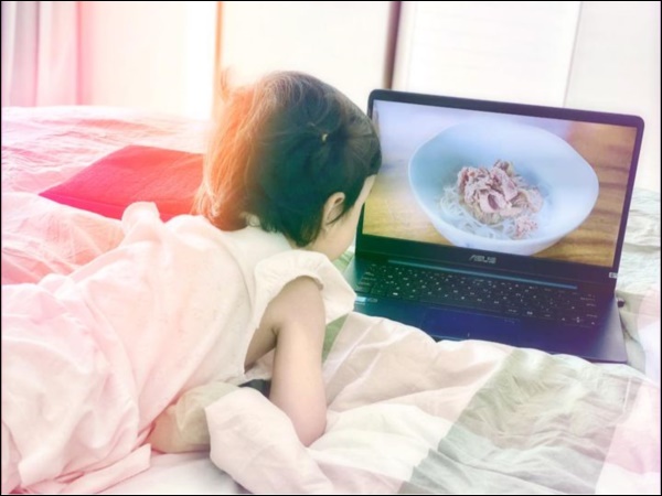 Công chúa nhỏ nhà Trường Giang đúng chuẩn fan nhí của bố, tư thế&nbsp;bé nằm xem được các mẹ góp ý chỉnh sửa-3