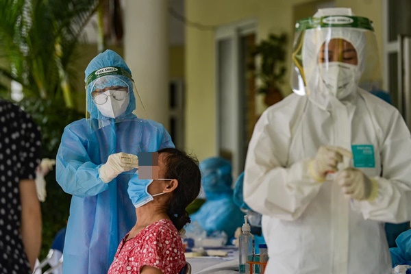 Tiêm vaccine Covid-19 dịch vụ cho 21 người với giá 2-4 triệu đồng/liều, 1 phụ nữ bị khởi tố-3