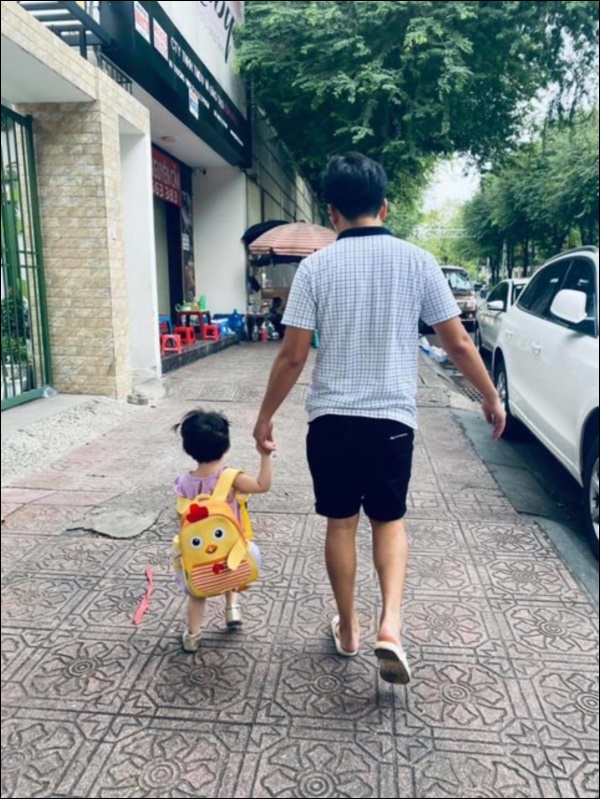 Công chúa nhỏ nhà Trường Giang đúng chuẩn fan nhí của bố, tư thế bé nằm xem được các mẹ góp ý chỉnh sửa-5