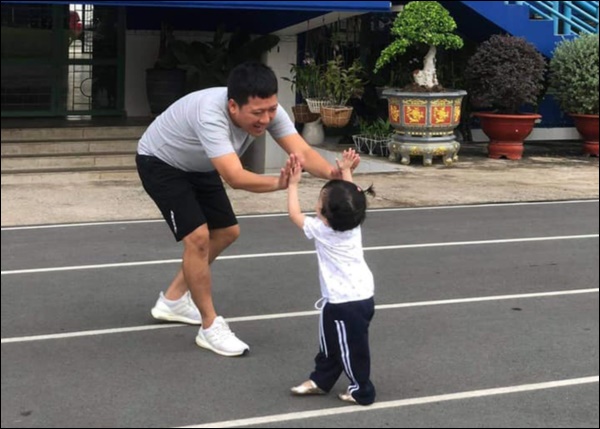 Công chúa nhỏ nhà Trường Giang đúng chuẩn fan nhí của bố, tư thế&nbsp;bé nằm xem được các mẹ góp ý chỉnh sửa-6