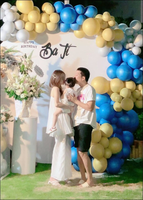 Công chúa nhỏ nhà Trường Giang đúng chuẩn fan nhí của bố, tư thế bé nằm xem được các mẹ góp ý chỉnh sửa-4