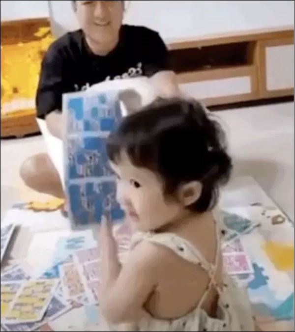 Công chúa nhỏ nhà Trường Giang đúng chuẩn fan nhí của bố, tư thế bé nằm xem được các mẹ góp ý chỉnh sửa-8