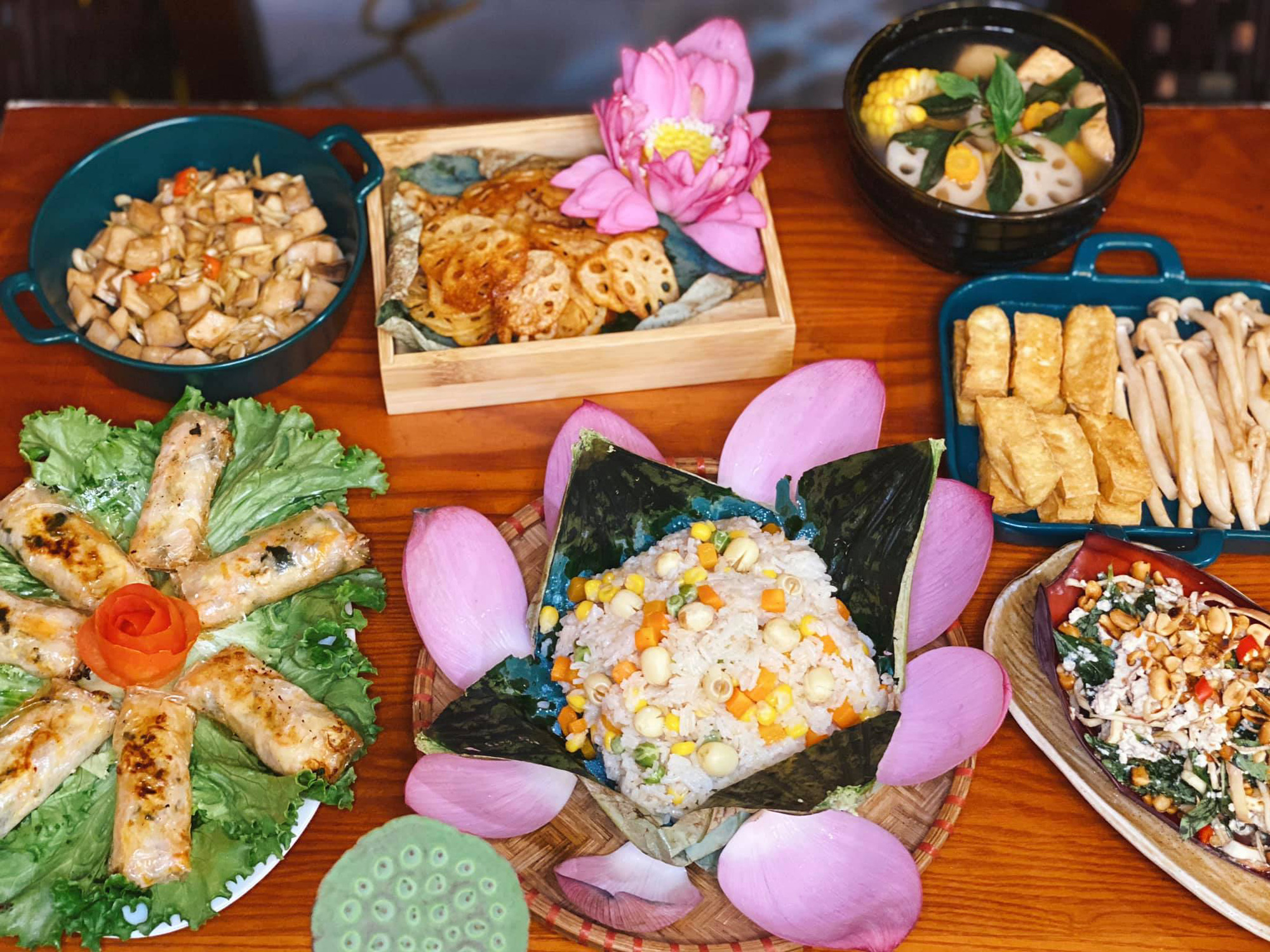 Hôm nay là Rằm tháng 7, cùng ngắm những mâm cơm cúng rực rỡ và đẹp mắt của hội chị em khéo tay hay làm nhé!-15