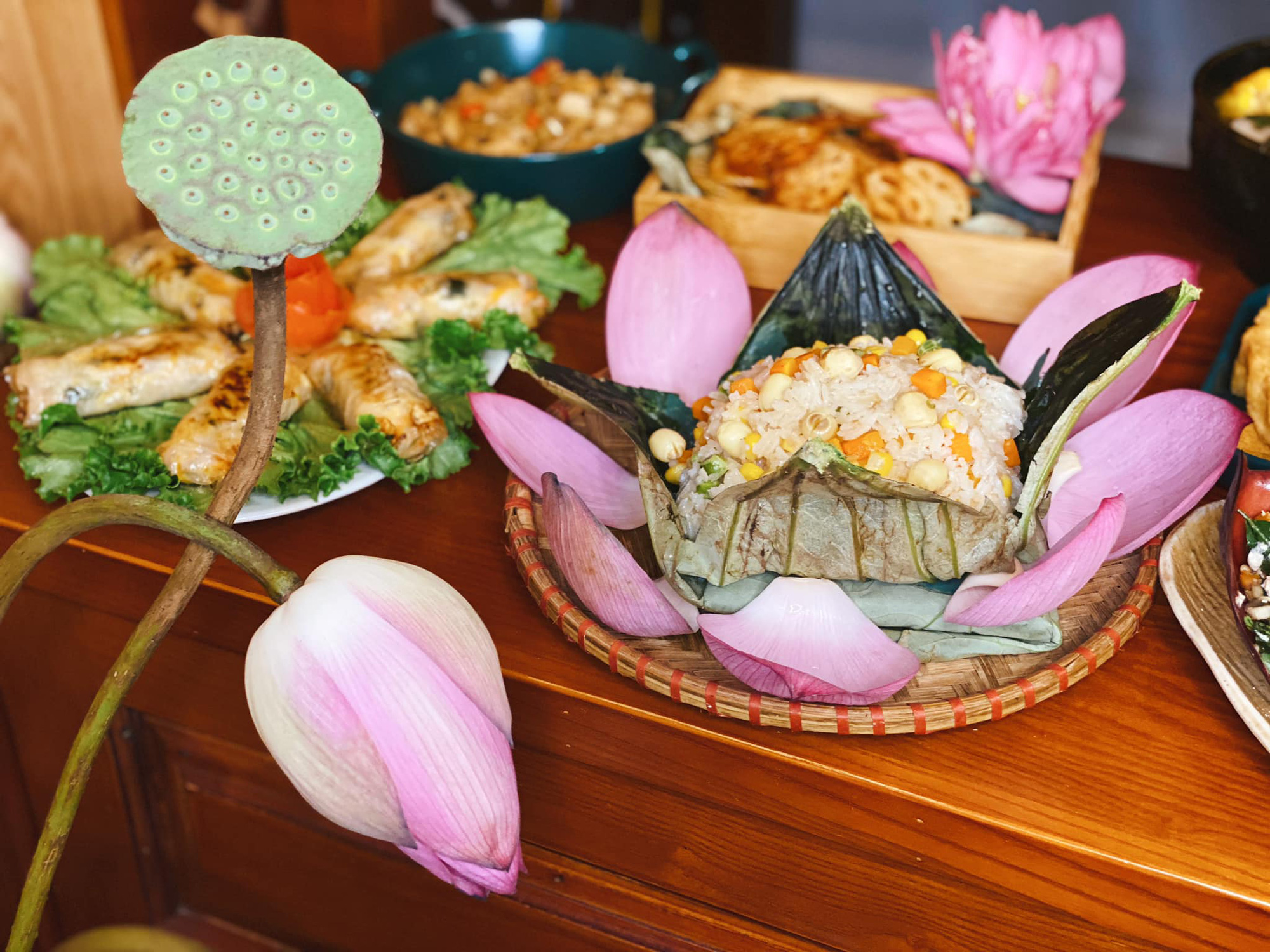Hôm nay là Rằm tháng 7, cùng ngắm những mâm cơm cúng rực rỡ và đẹp mắt của hội chị em khéo tay hay làm nhé!-16