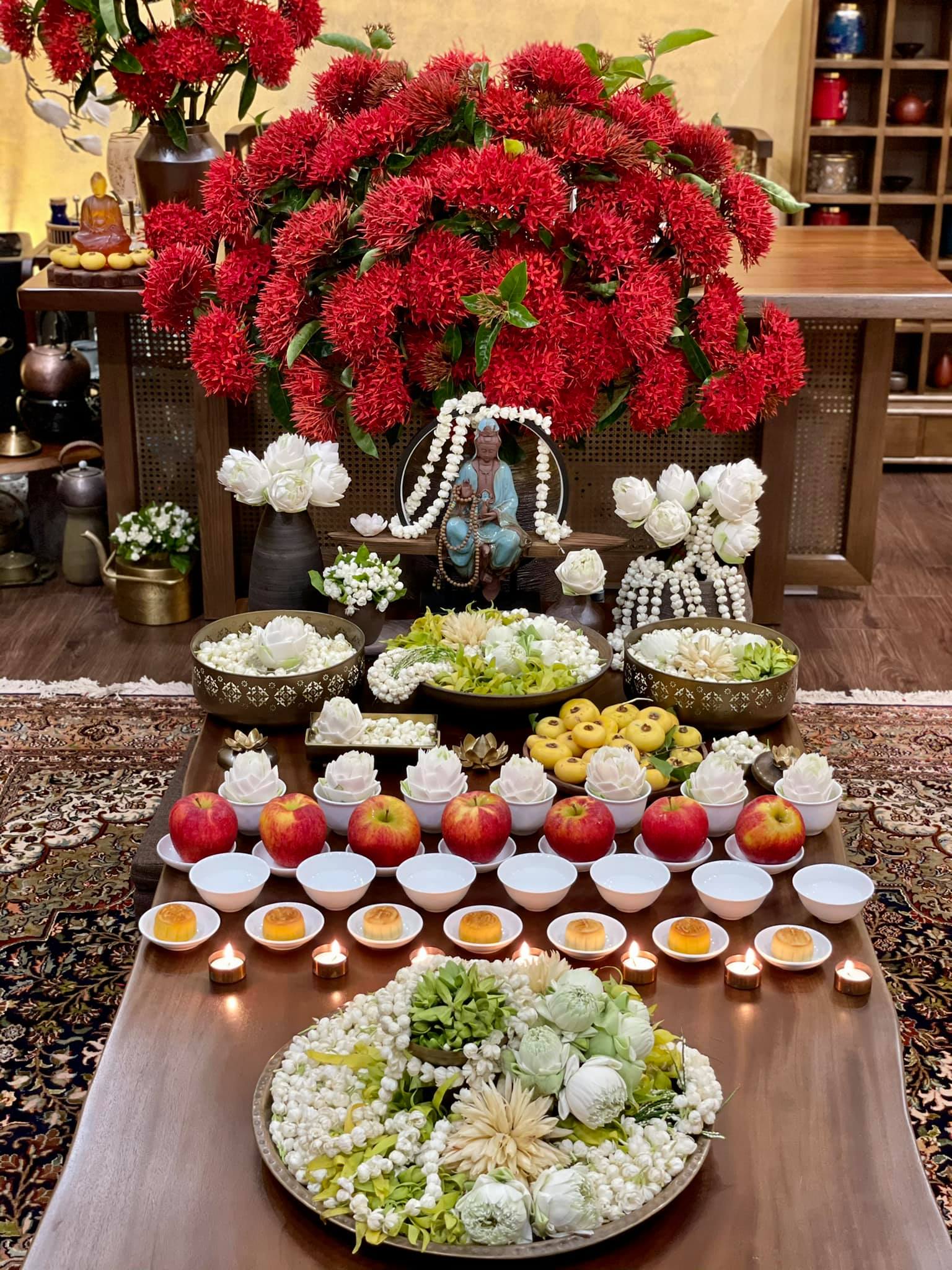 Hôm nay là Rằm tháng 7, cùng ngắm những mâm cơm cúng rực rỡ và đẹp mắt của hội chị em khéo tay hay làm nhé!-37