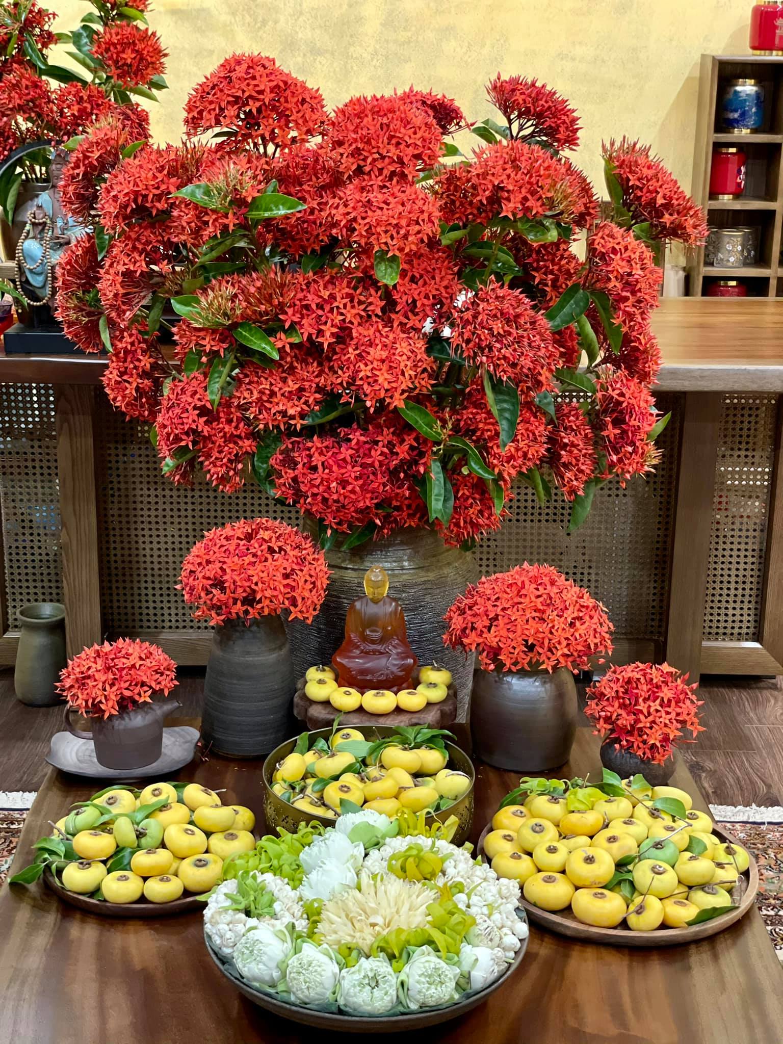 Hôm nay là Rằm tháng 7, cùng ngắm những mâm cơm cúng rực rỡ và đẹp mắt của hội chị em khéo tay hay làm nhé!-32