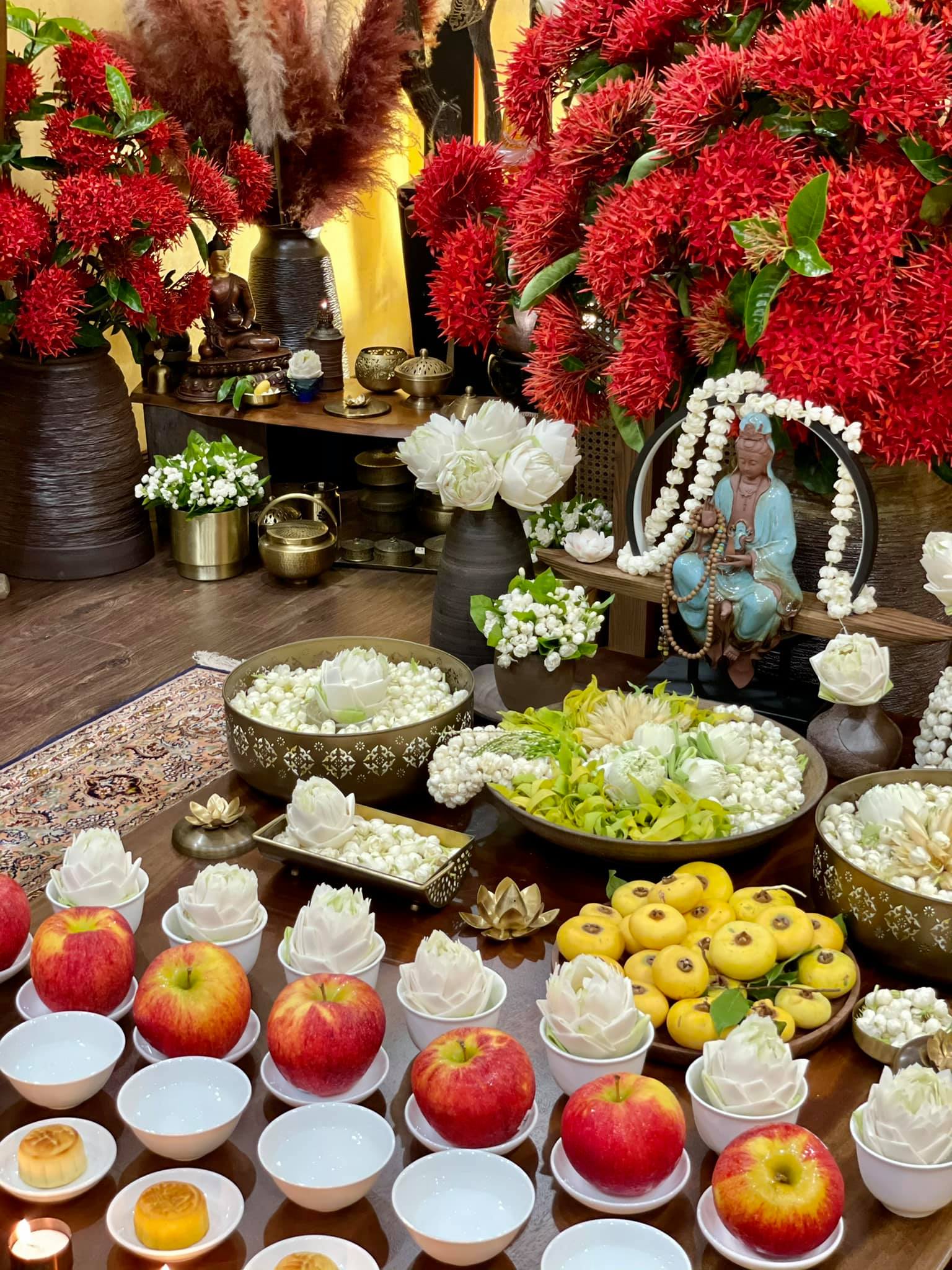 Hôm nay là Rằm tháng 7, cùng ngắm những mâm cơm cúng rực rỡ và đẹp mắt của hội chị em khéo tay hay làm nhé!-36