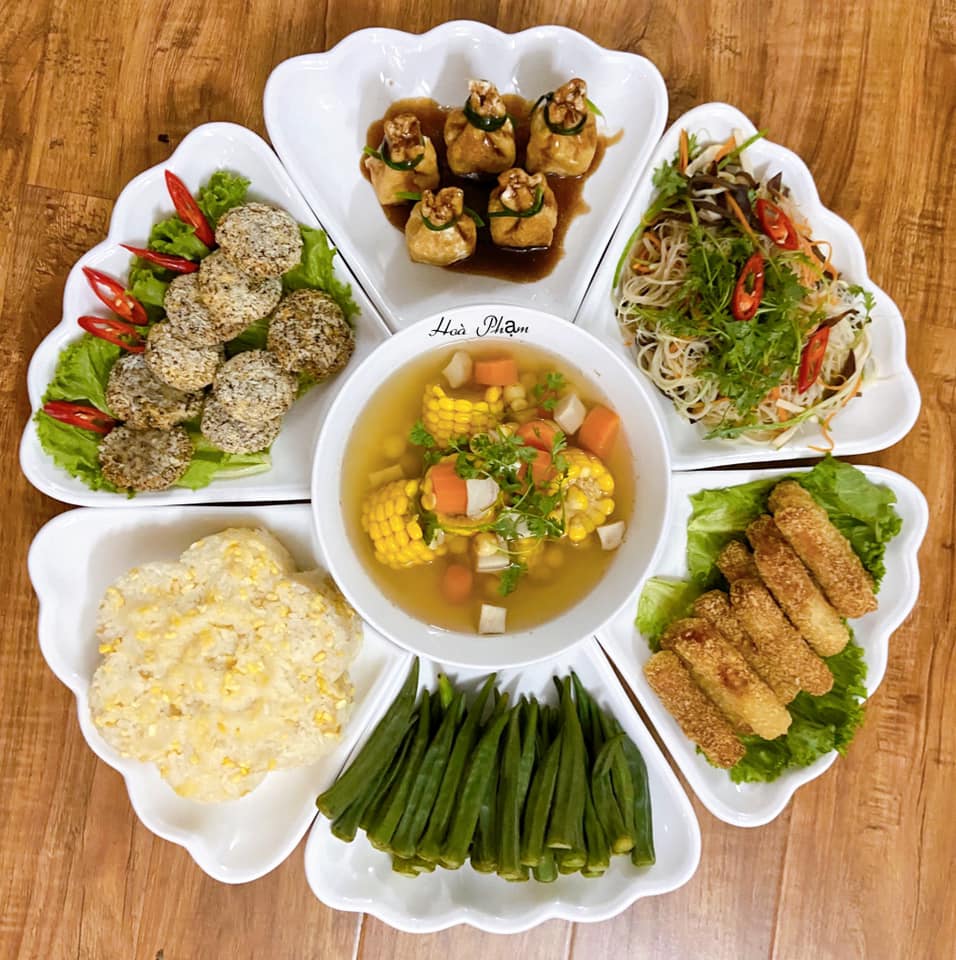 Hôm nay là Rằm tháng 7, cùng ngắm những mâm cơm cúng rực rỡ và đẹp mắt của hội chị em khéo tay hay làm nhé!-41