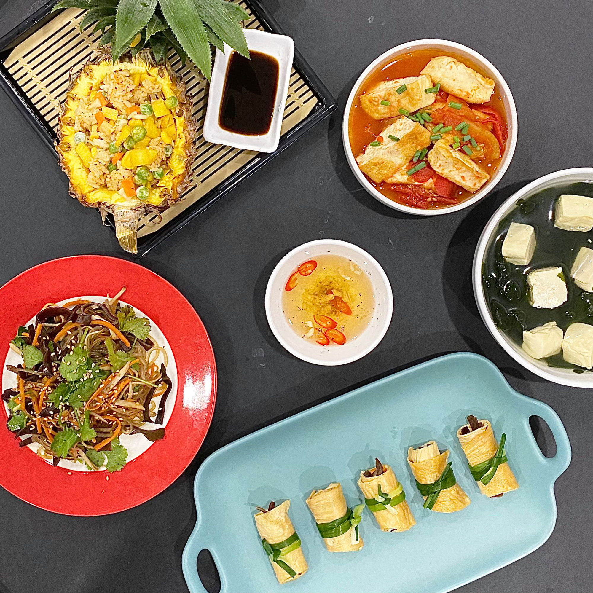 Hôm nay là Rằm tháng 7, cùng ngắm những mâm cơm cúng rực rỡ và đẹp mắt của hội chị em khéo tay hay làm nhé!-21