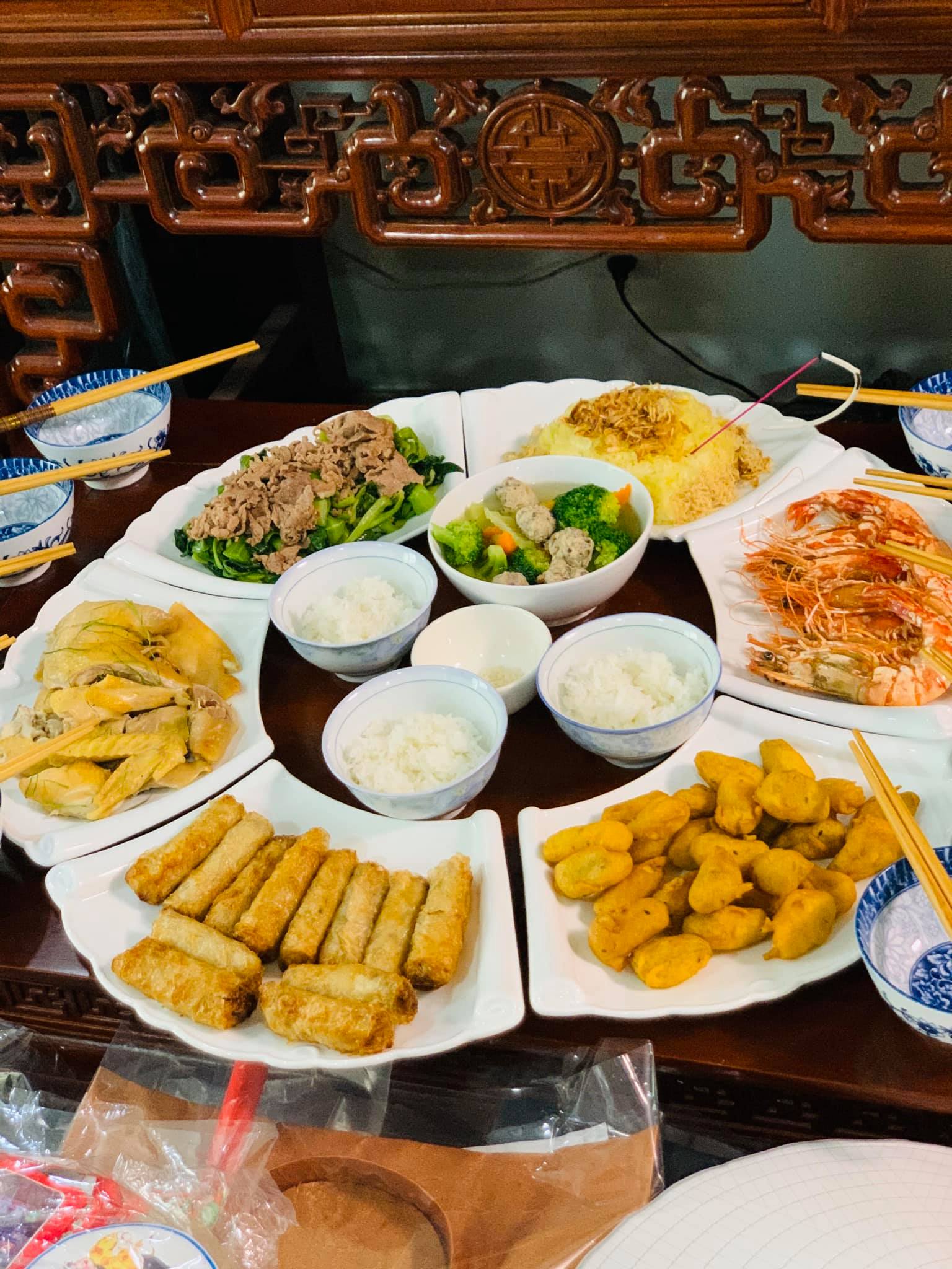 Hôm nay là Rằm tháng 7, cùng ngắm những mâm cơm cúng rực rỡ và đẹp mắt của hội chị em khéo tay hay làm nhé!-38