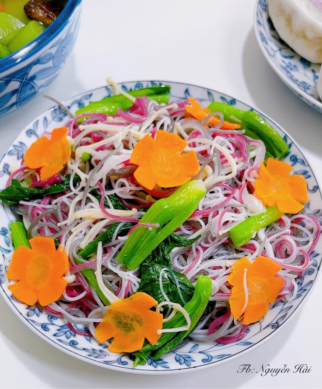 Hôm nay là Rằm tháng 7, cùng ngắm những mâm cơm cúng rực rỡ và đẹp mắt của hội chị em khéo tay hay làm nhé!-27