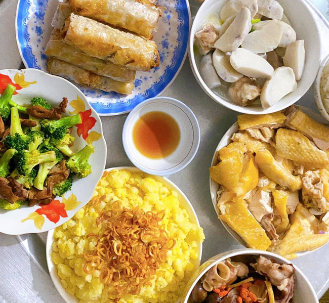 Hôm nay là Rằm tháng 7, cùng ngắm những mâm cơm cúng rực rỡ và đẹp mắt của hội chị em khéo tay hay làm nhé!-19