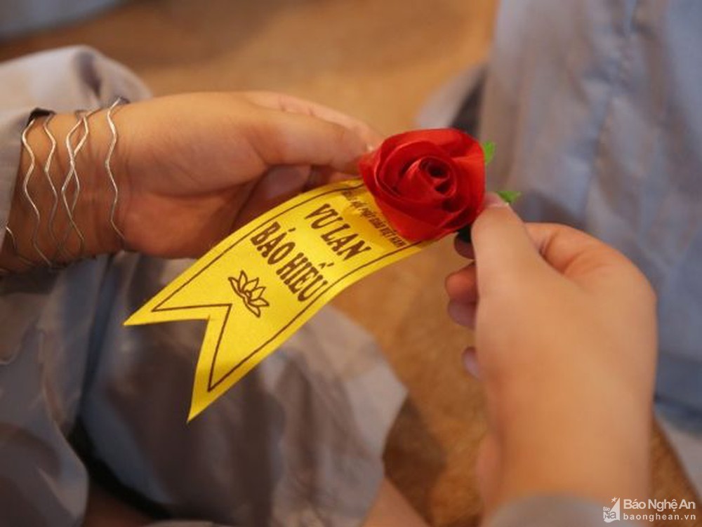 Mùa Vu Lan: Cài hoa hồng đỏ trên áo để nhớ mình còn là người hạnh phúc-1