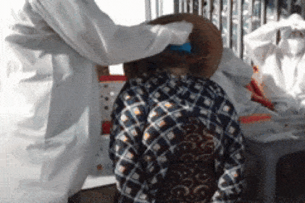 Biểu hiện lạ của người phụ nữ tại điểm test nhanh Covid-19, tiếng la hét khiến tất cả phải nán lại theo dõi-1