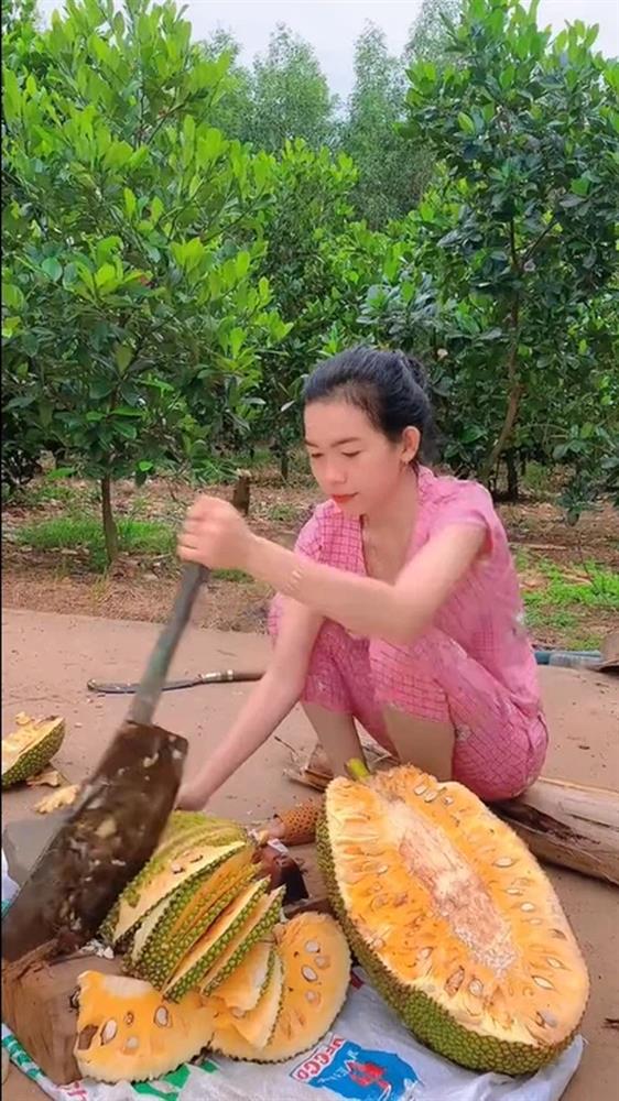 Cô gái bổ quả mít vàng tươi nhưng lại dùng nó vào một việc khiến dân tình tiếc hùi hụi”-2