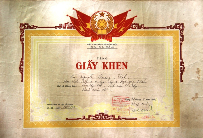 Bỏ giấy khen Học sinh tiên tiến, hội phụ huynh bồi hồi: Thời 7x, 8x phấn đấu được tiên tiến thôi cũng khó, thấy hãnh diện vô cùng-2