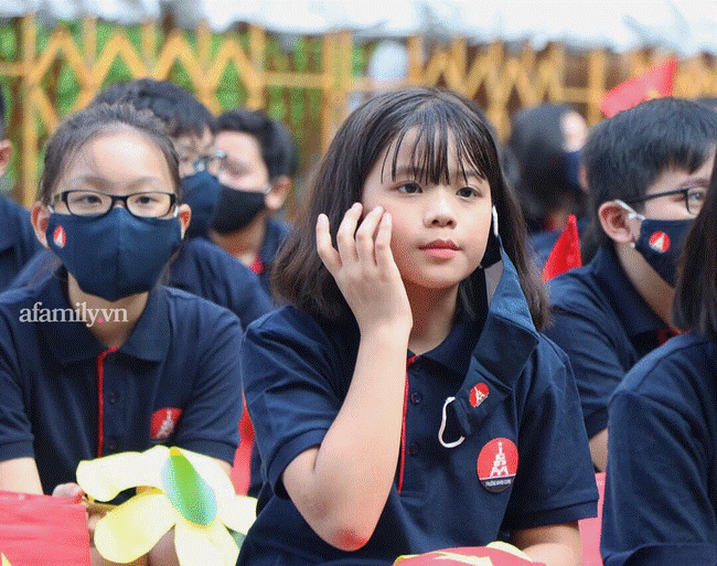 Bỏ giấy khen Học sinh tiên tiến, hội phụ huynh bồi hồi: Thời 7x, 8x phấn đấu được tiên tiến thôi cũng khó, thấy hãnh diện vô cùng-3