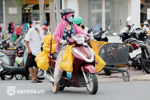 Người dân TP.HCM được đi chợ hộ” 1 lần trong tuần-1