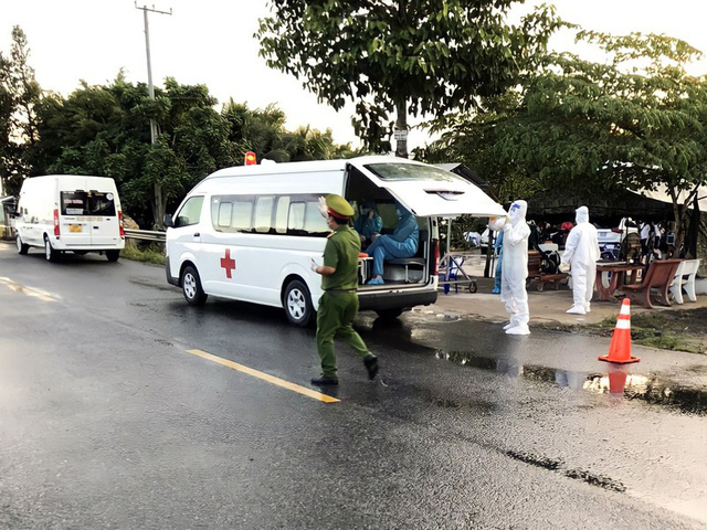 Giả đeo khăn tang để thông chốt” kiểm soát COVID-19-1