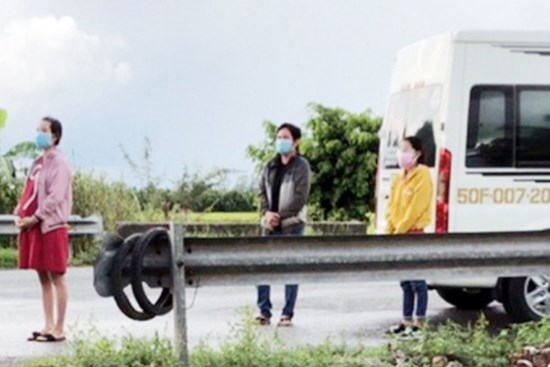 Giả đeo khăn tang để “thông chốt” kiểm soát COVID-19