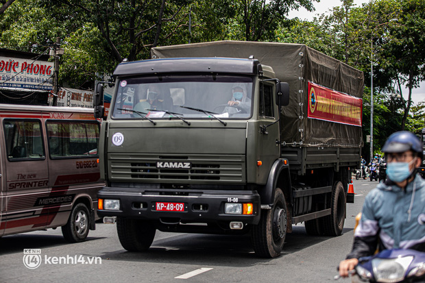 Cận cảnh đoàn xe của lực lượng Quân đội hỗ trợ Sài Gòn chống dịch Covid-19, các chiến sĩ vẫy tay chào người dân trên đường phố-1