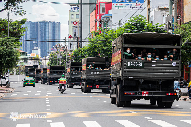 Cận cảnh đoàn xe của lực lượng Quân đội hỗ trợ Sài Gòn chống dịch Covid-19, các chiến sĩ vẫy tay chào người dân trên đường phố-2