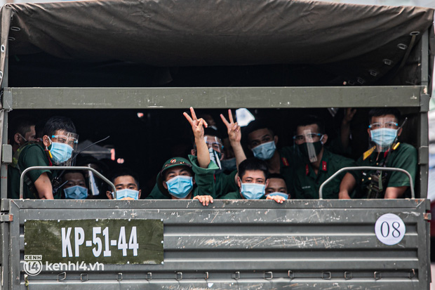 Cận cảnh đoàn xe của lực lượng Quân đội hỗ trợ Sài Gòn chống dịch Covid-19, các chiến sĩ vẫy tay chào người dân trên đường phố-3