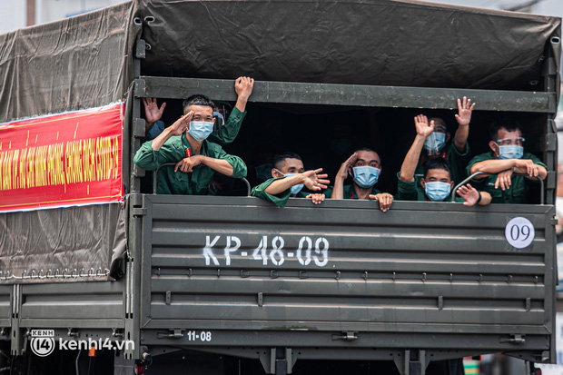 Cận cảnh đoàn xe của lực lượng Quân đội hỗ trợ Sài Gòn chống dịch Covid-19, các chiến sĩ vẫy tay chào người dân trên đường phố-4