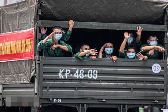 Cận cảnh đoàn xe của lực lượng Quân đội hỗ trợ Sài Gòn chống dịch Covid-19, các chiến sĩ vẫy tay chào người dân trên đường phố