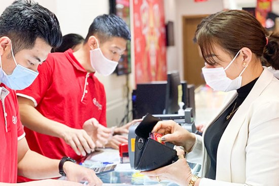 Giá vàng hôm nay 23/8: Đứng ở mức cao, nguy cơ tụt giảm